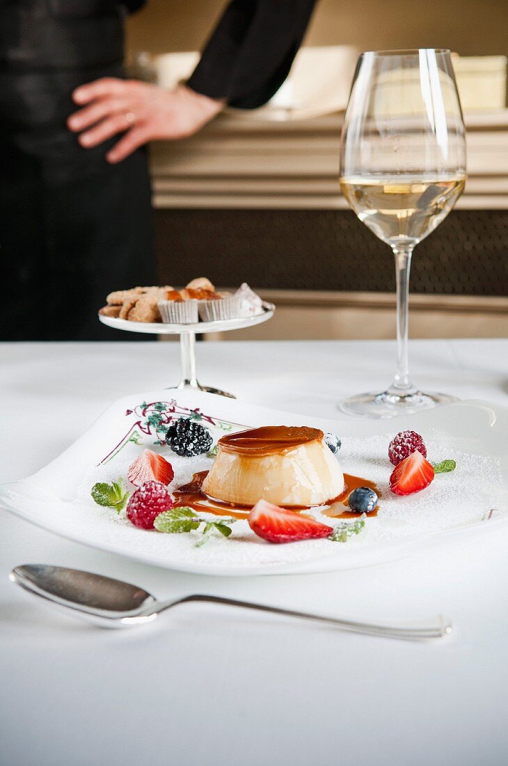 Panna Cotta mit frischen Beeren auf weißem Teller