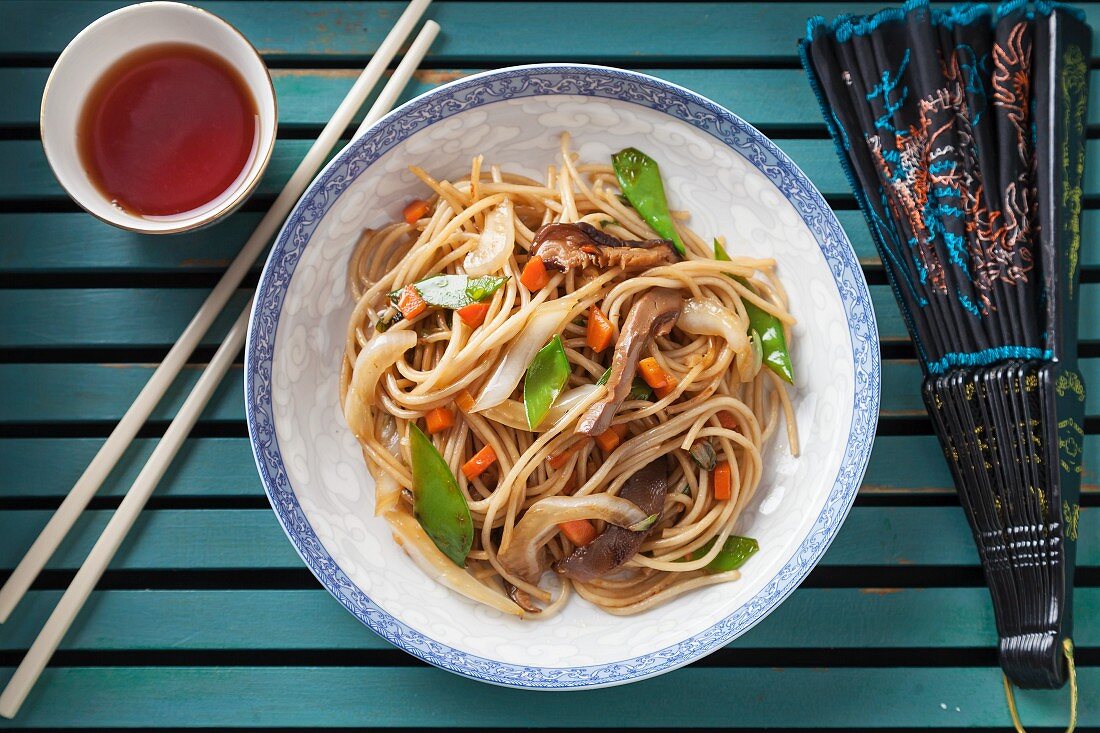 Chinese noodles with carrots, mange tout and mushrooms