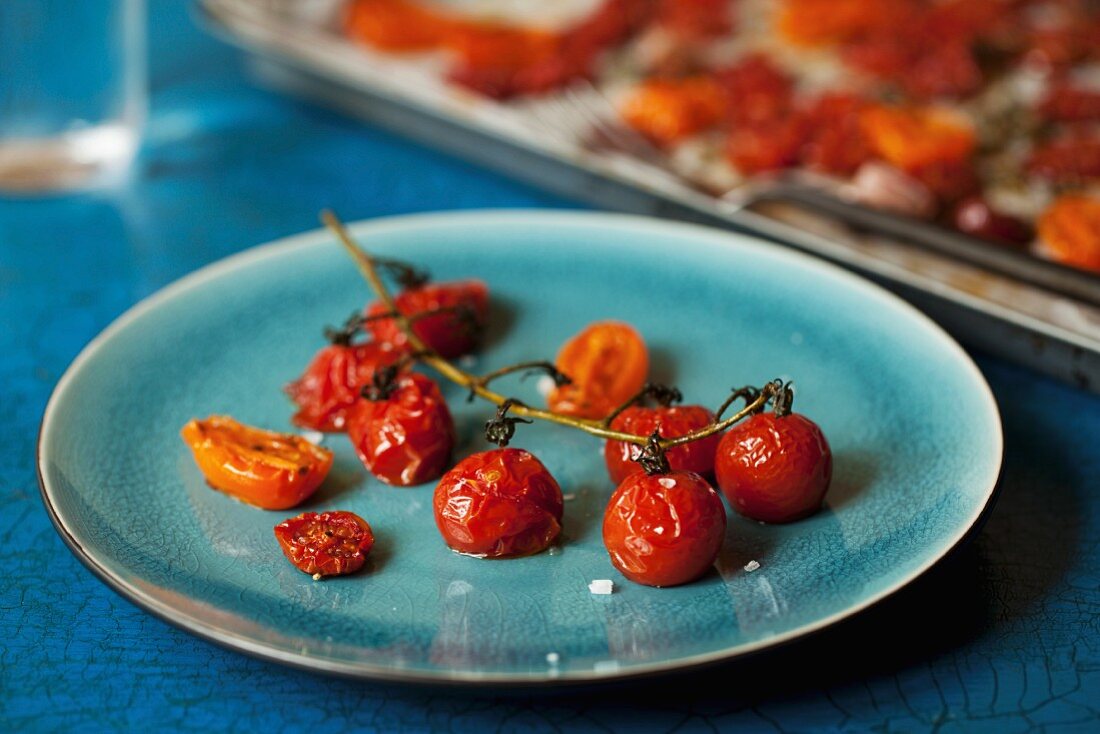 Rote und orangefarbene gebratene Kirschtomaten