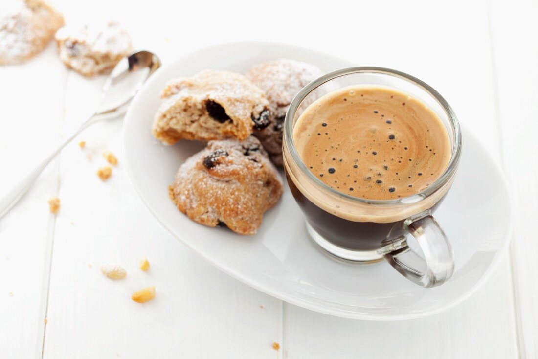 Eine Tasse Espresso und Pinienkernplätzchen (Italien)