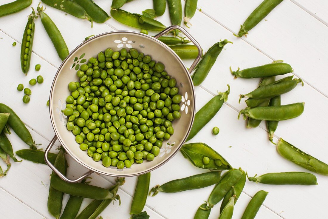 Freshly shelled peas in a colander