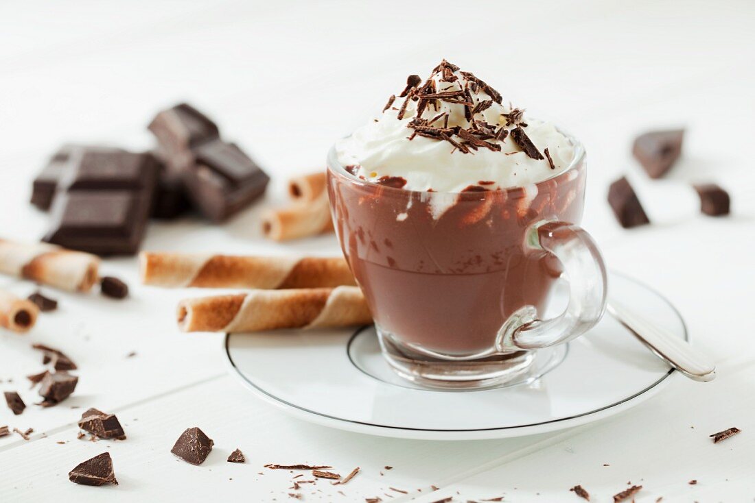 Eine Tasse heiße Schokolade mit Sahne … – Bilder kaufen – 11250180 ...
