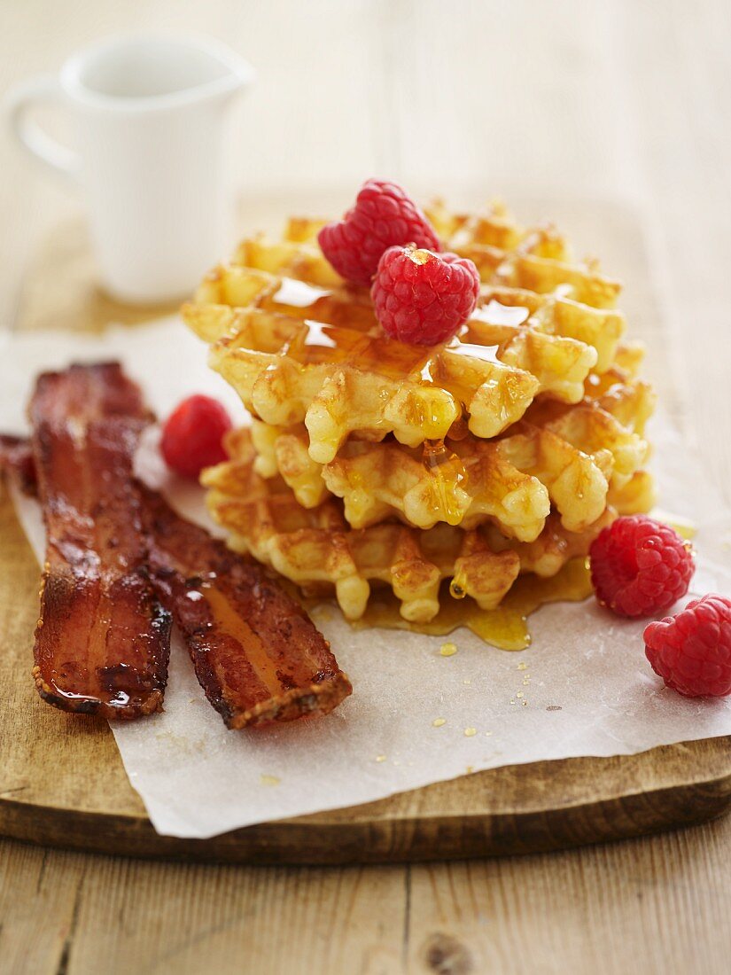 Waffeln mit Bacon, Ahornsirup und Himbeeren