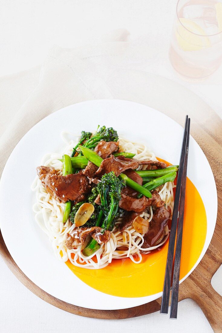 Beef with broccoli and rice noodles (Asia)