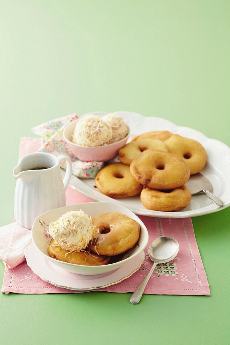 Baked apple rings with coconut ice cream