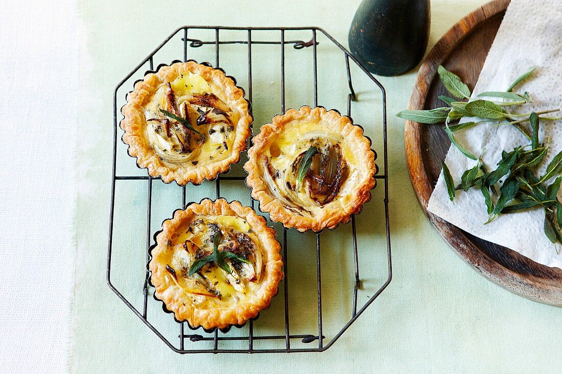 Puff pastry tartlets with onions, Camembert and sage