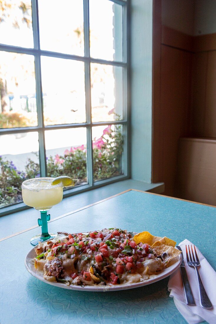 Nachos mit Fisch und Wassermelone; dazu ein erfrischender Drink