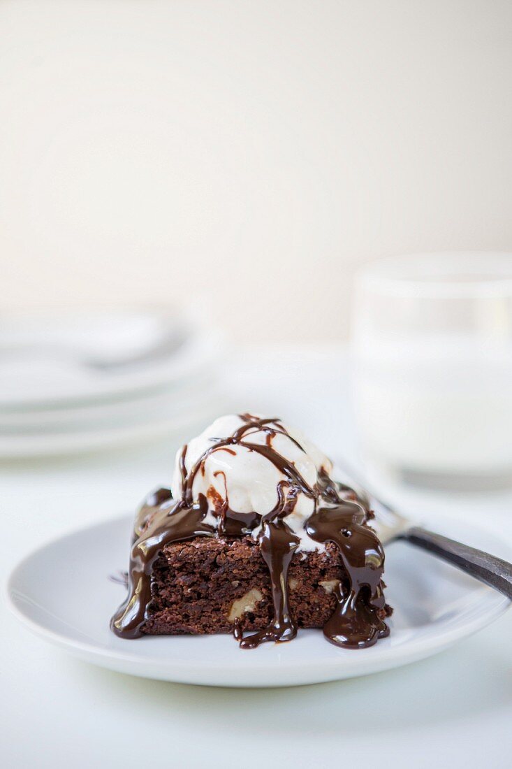 Brownie mit Eis und Schokoladensauce