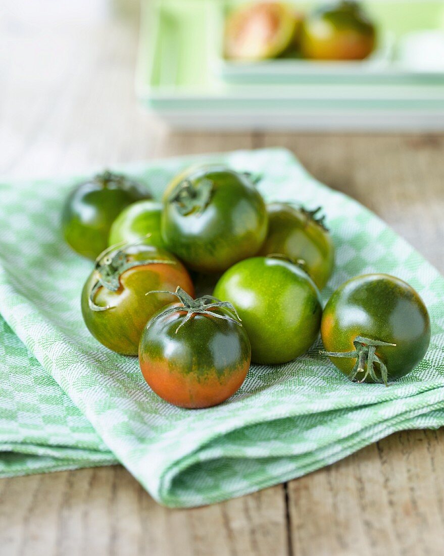 Grüne Tomaten auf Geschirrtuch