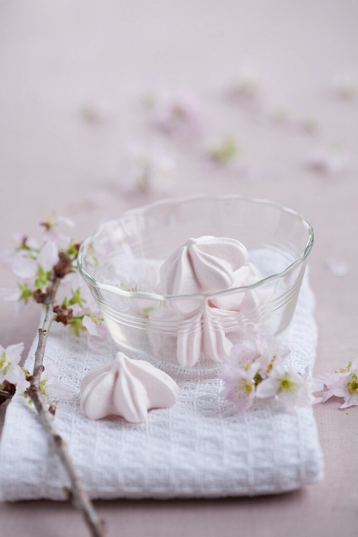 Flower-shaped meringues