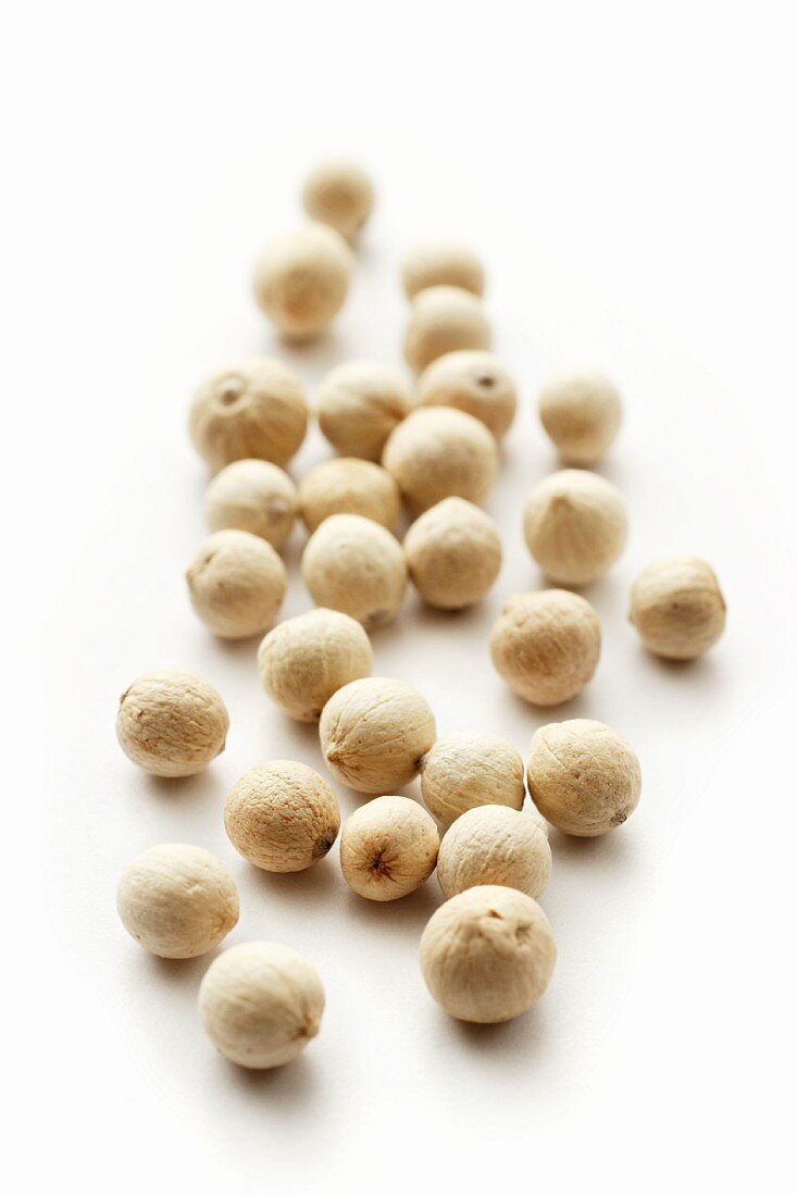 White peppercorns (close-up)