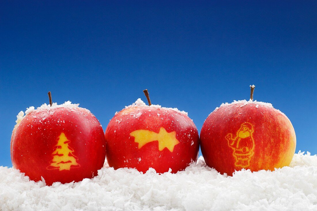Drei Äpfel mit Weihnachtsmotiven