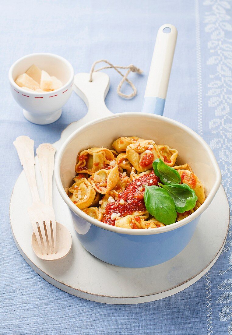 Tortellini mit Tomatensauce, Basilikum und Parmesan