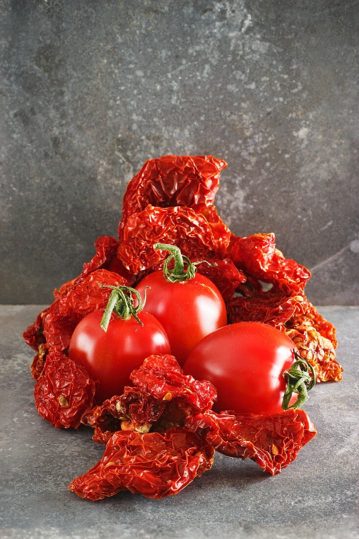 Frische und getrocknete Tomaten