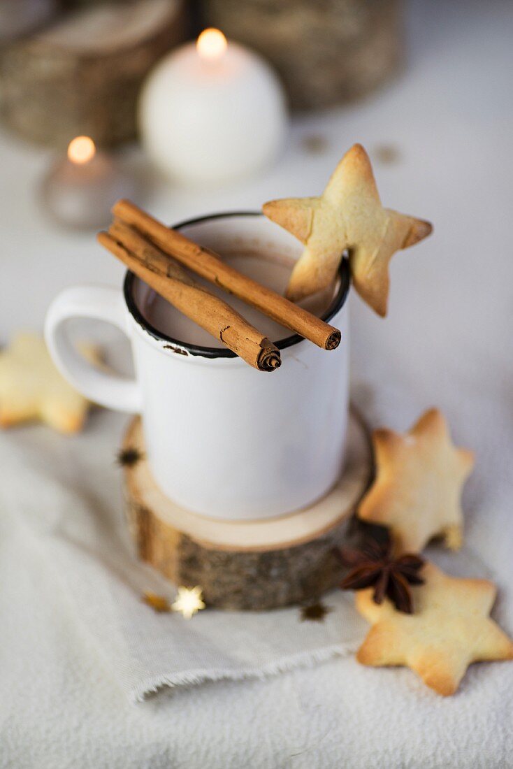 A cup of hot chocolate and star-shaped sables for Christmas