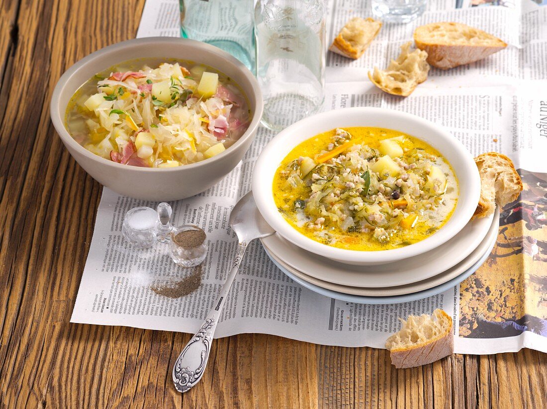Zwei saure Suppen: Gurkensuppe mit Hackfleisch und Sauerkrautsuppe mit Kartoffeln und Pancetta