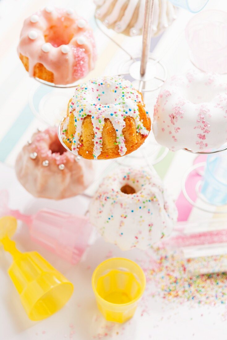 Minigugelhupfe mit Zuckerguss und Zuckerperlen für eine Kinderparty