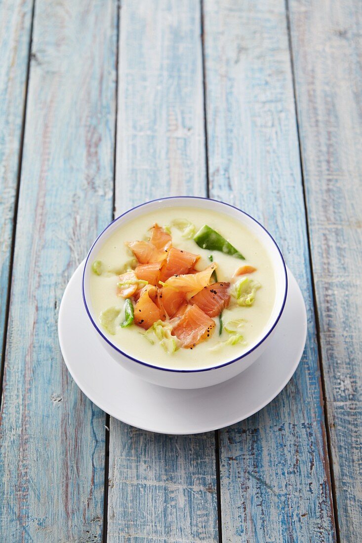 Kartoffel-Kokos-Suppe mit Räucherlachs