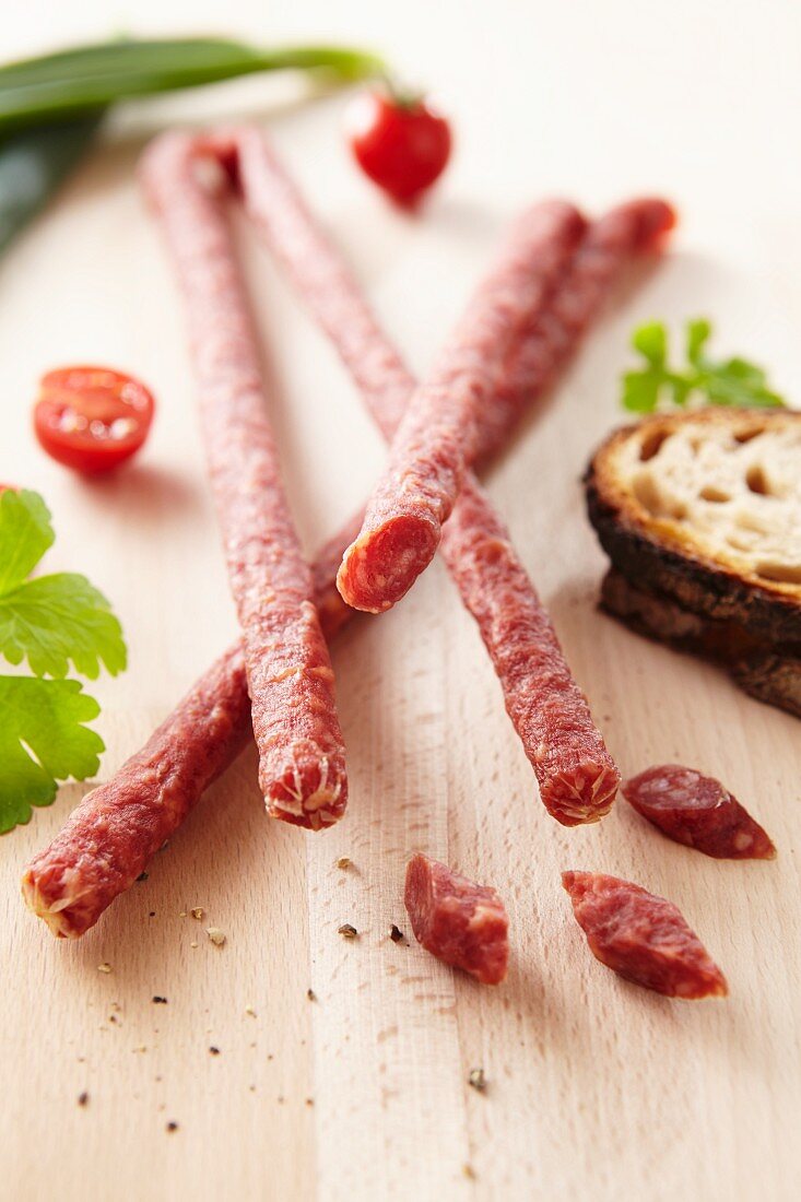 Herzhafte Snackwürstchen mit Brot und Tomaten