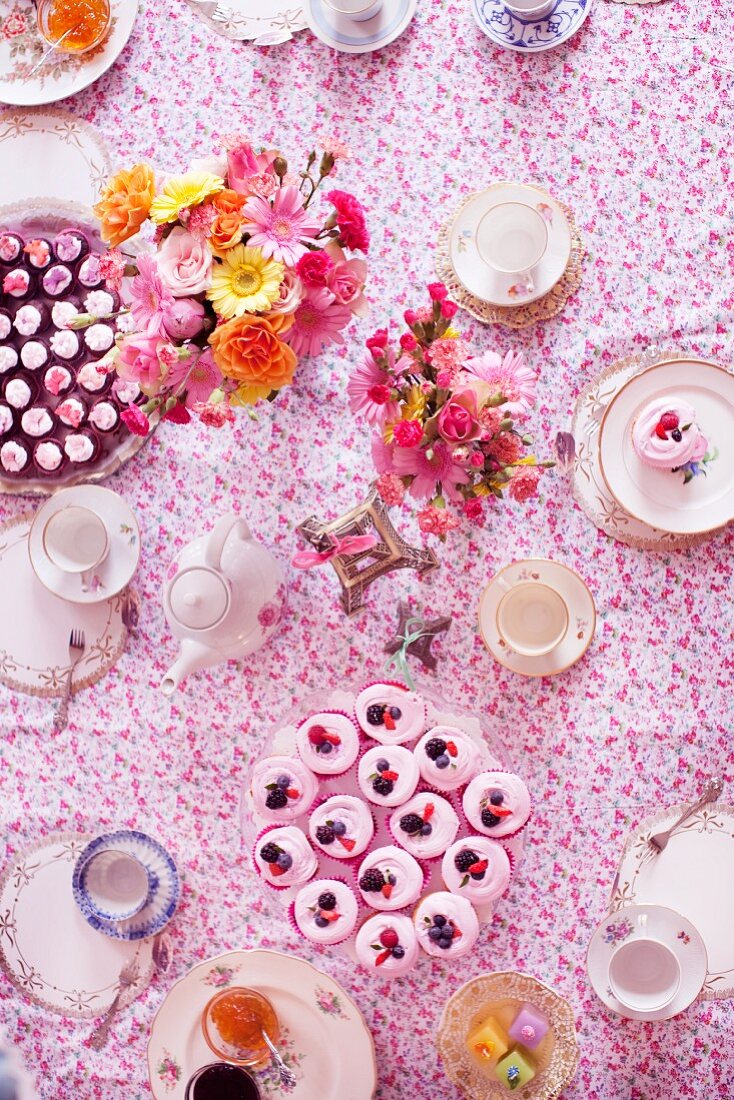 Teeparty mit Cupcakes und Blumen