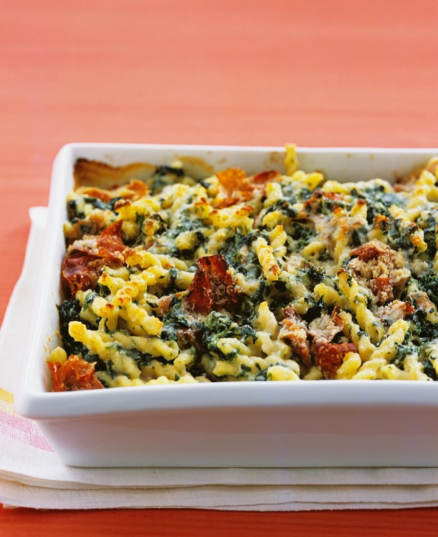 Baked pasta with spinach, ricotta and ham