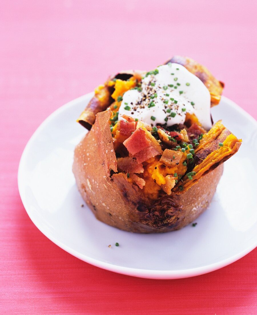 Baked sweet potato with bacon and sour cream (USA)