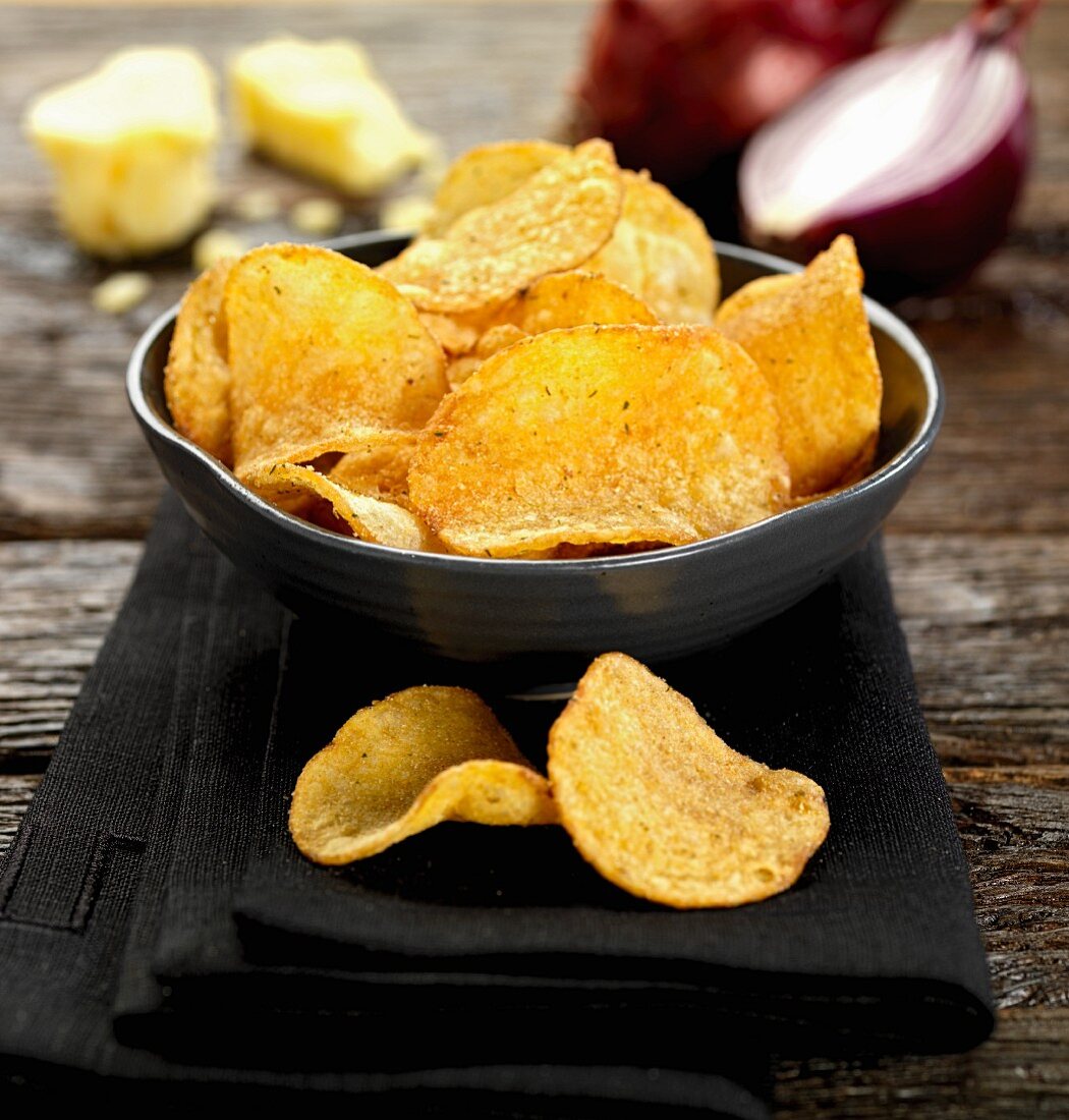 Käse-Zwiebel-Chips in einer Schale