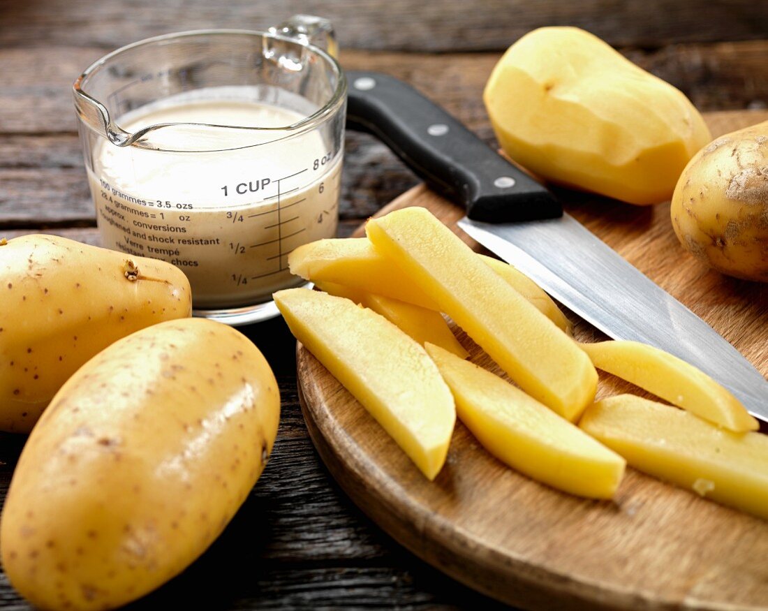 Zutaten für hausgemachte Kartoffelchips und Bierteig