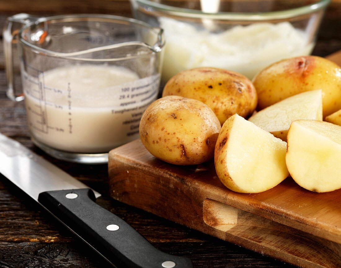 Kartoffeln und Teigzutaten
