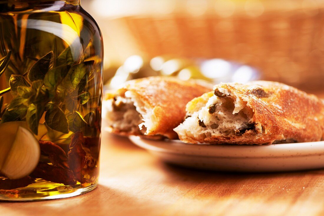 Olivenbrot und Olivenöl mit Kräutern, Knoblauch und getrockneten Tomaten