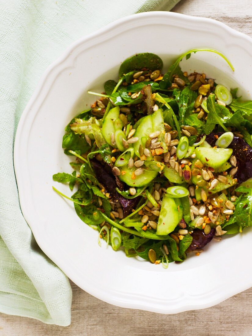 Gemischter Blattsalat mit Gurken und Pinienkernen