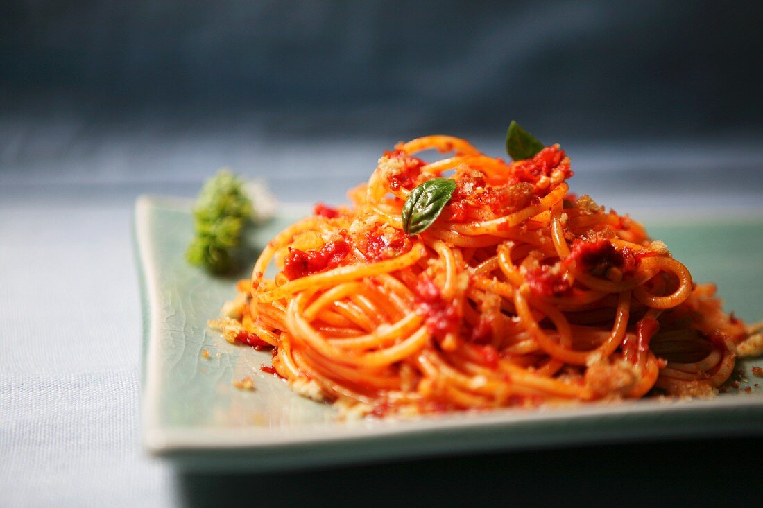 Pasta povera (spaghetti with tomatoes and breadcrumbs, Italy)