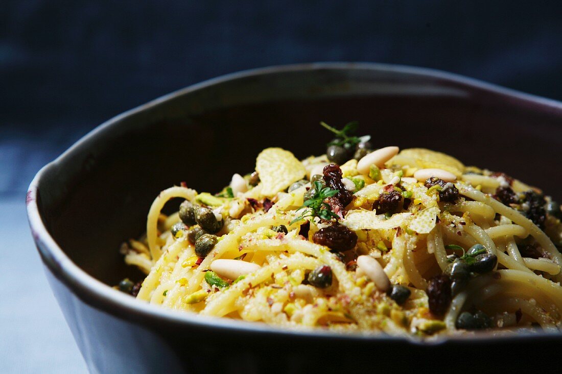 Pasta al limone (Spaghetti mit Zitrone, Kapern, Rosinen und Pinienkernen)