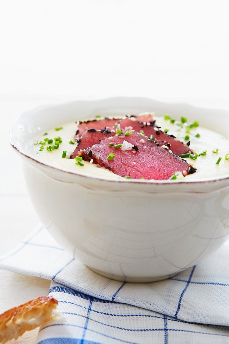 Pastinaken-Kartoffel-Suppe mit rohem Thunfisch