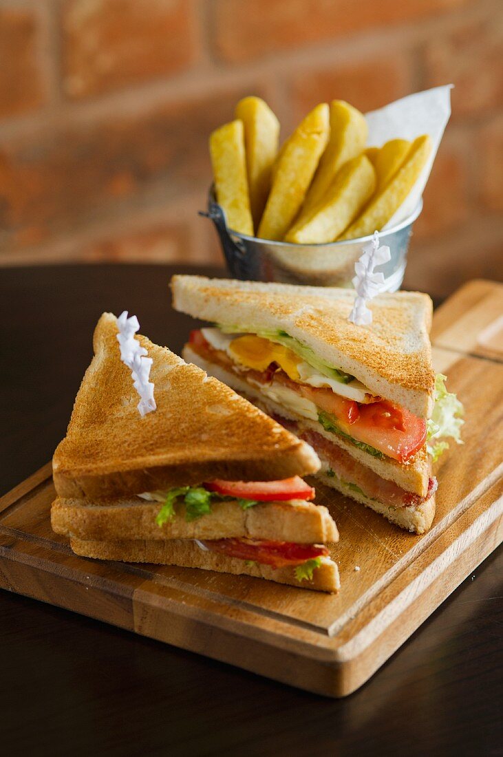 Clubsandwiches mit Pommes frites