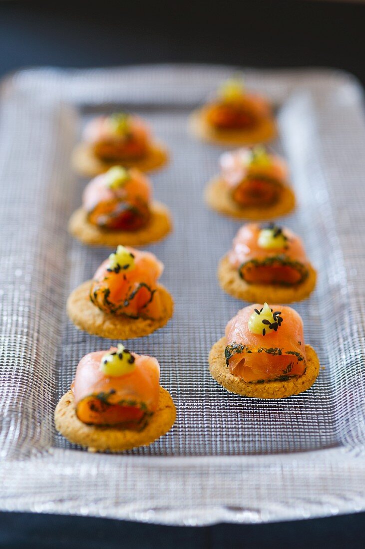 Canapés mit Räucherlachs und Wasabi