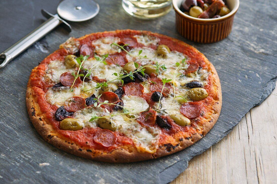 Pizza mit Chorizo, Mozzarella und Oliven
