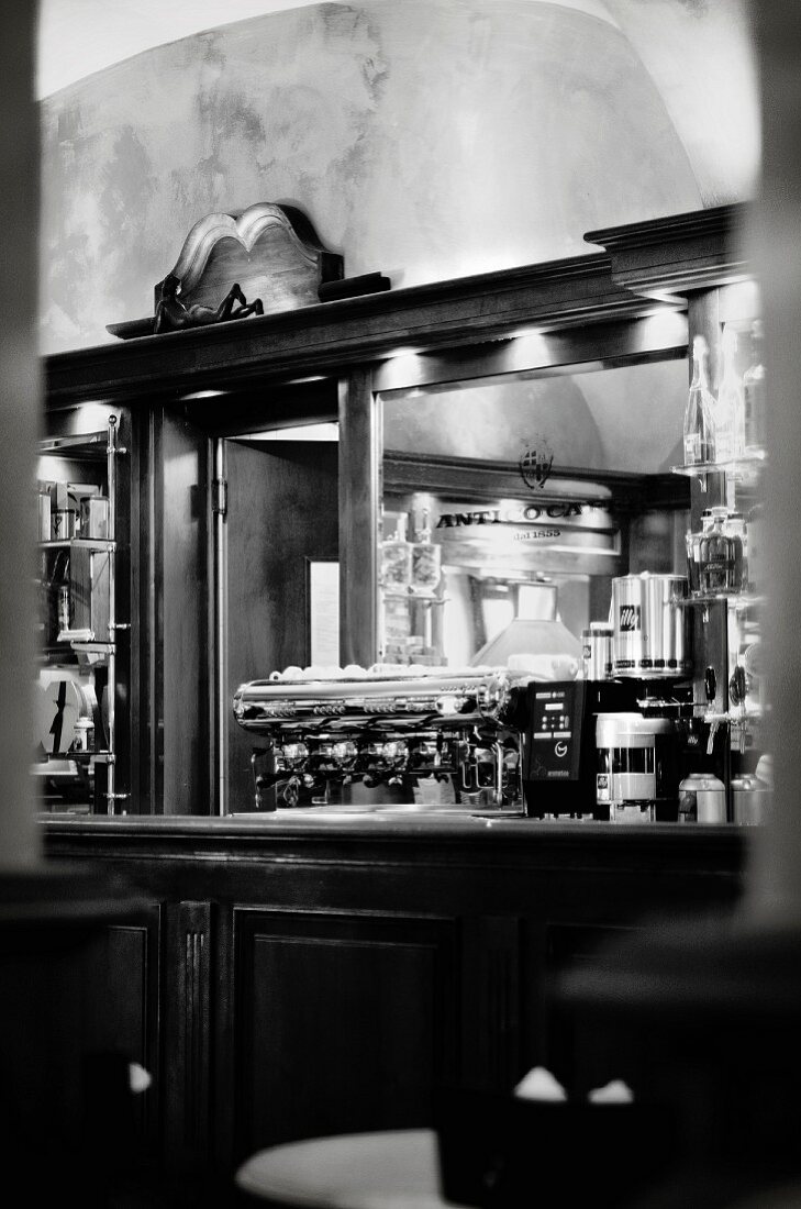 Innenaufnahme einer italienischen Bar mit Spiegel und Espressomaschine