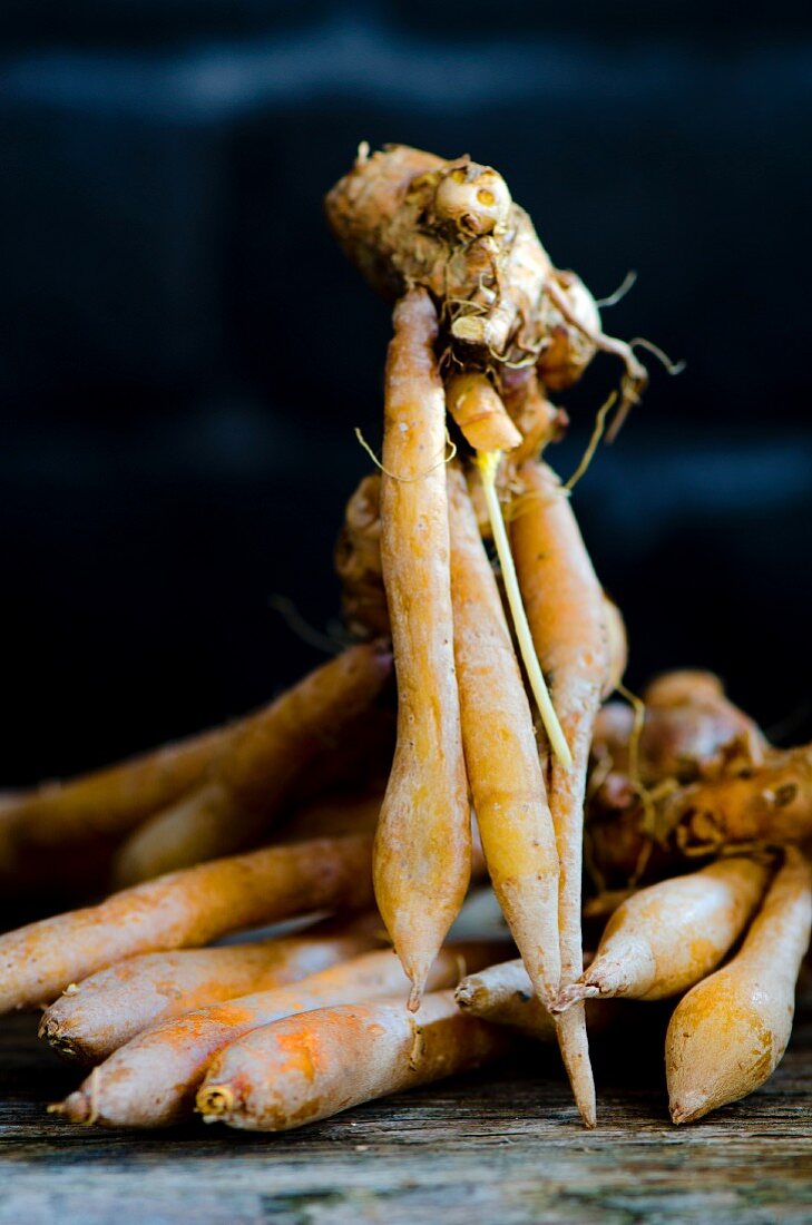 Frische Fingerwurzeln auf Holzbrett