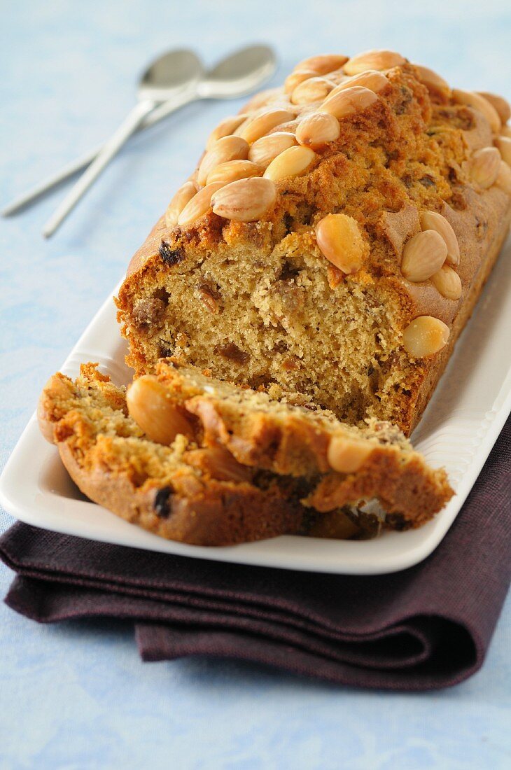 Mandelkuchen mit Rosinen, angeschnitten