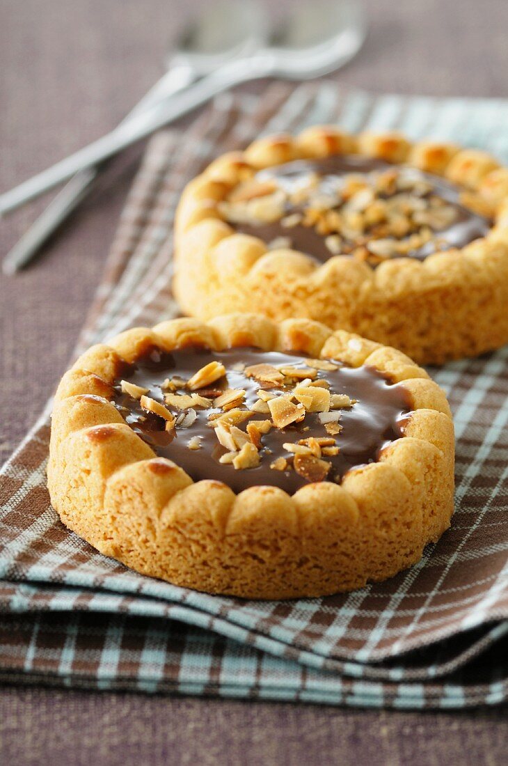 Chocolate and almonds tartlets