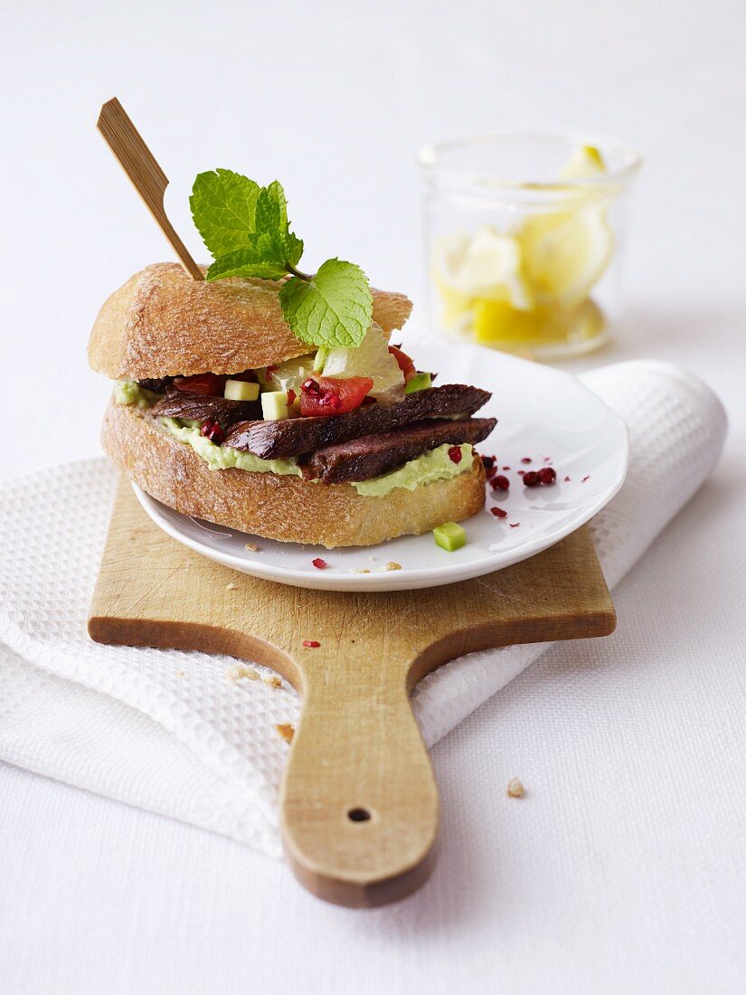 Ciabatta mit Guacamole und Lamm