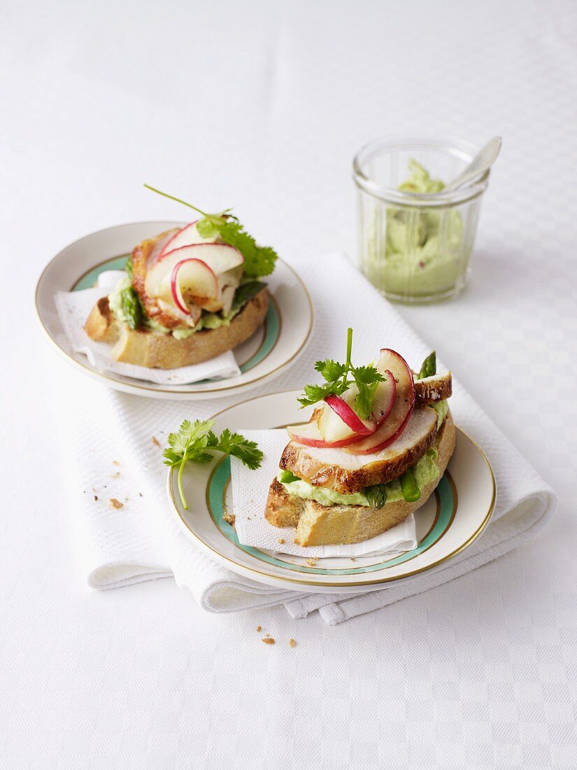 Toast topped with chicken, guacamole and apple