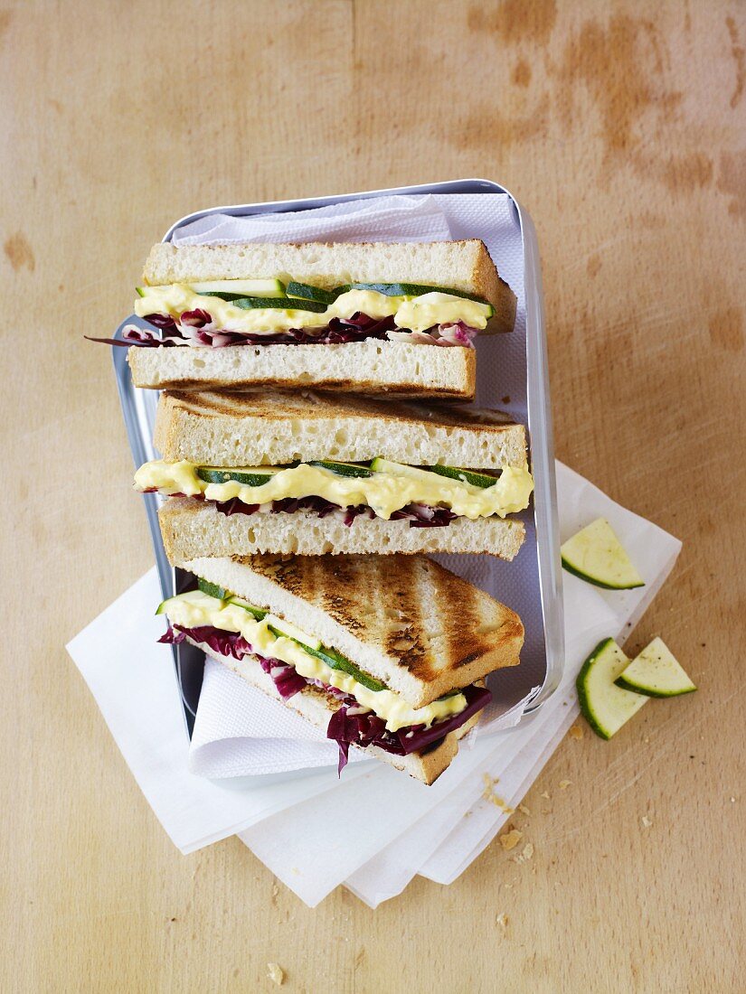 Sandwiches mit Eiercreme und Radicchio in Picknickdose