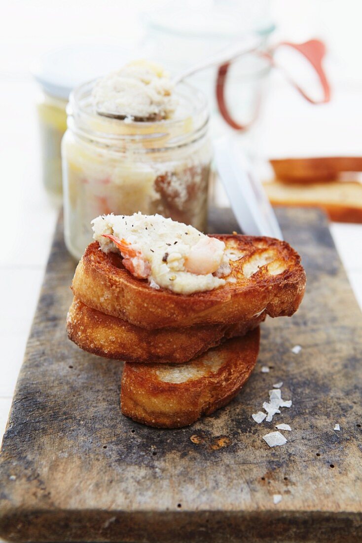 Rillette mit Garnelen auf Toastbrot