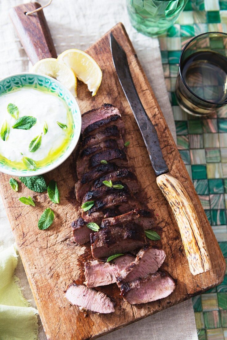 Lammbraten mit Tzatziki auf Schneidebrett