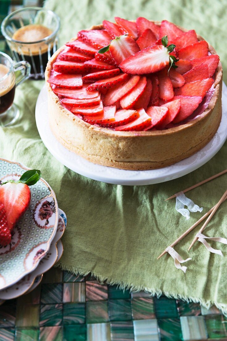 Erdbeermoussetorte und Kaffee