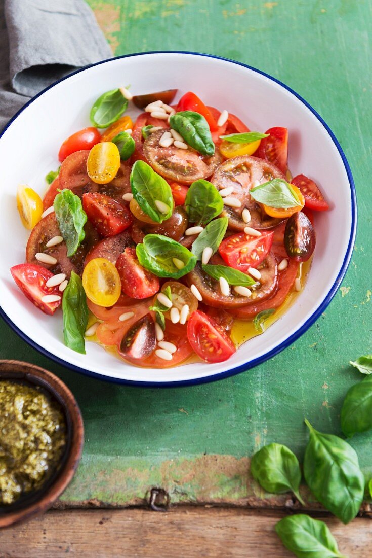 Tomatensalat mit Pesto, Basilikum und Pinienkernen