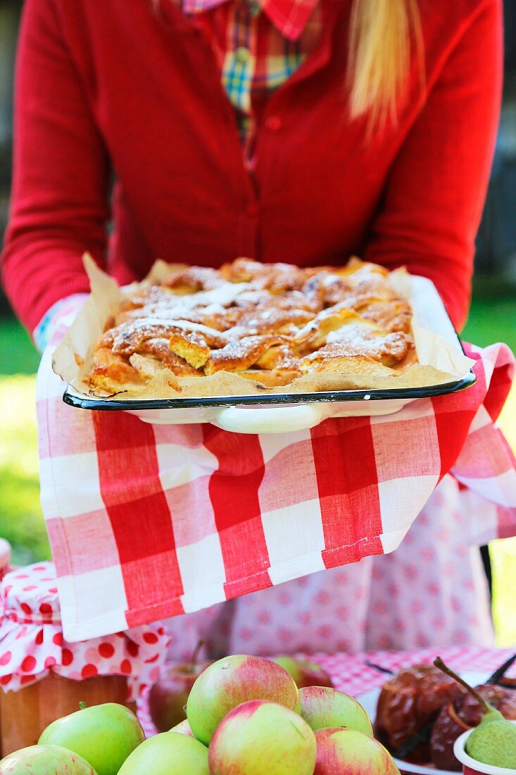 Selbstgemachter Apfelkuchen auf nostalgischem Blech serviert