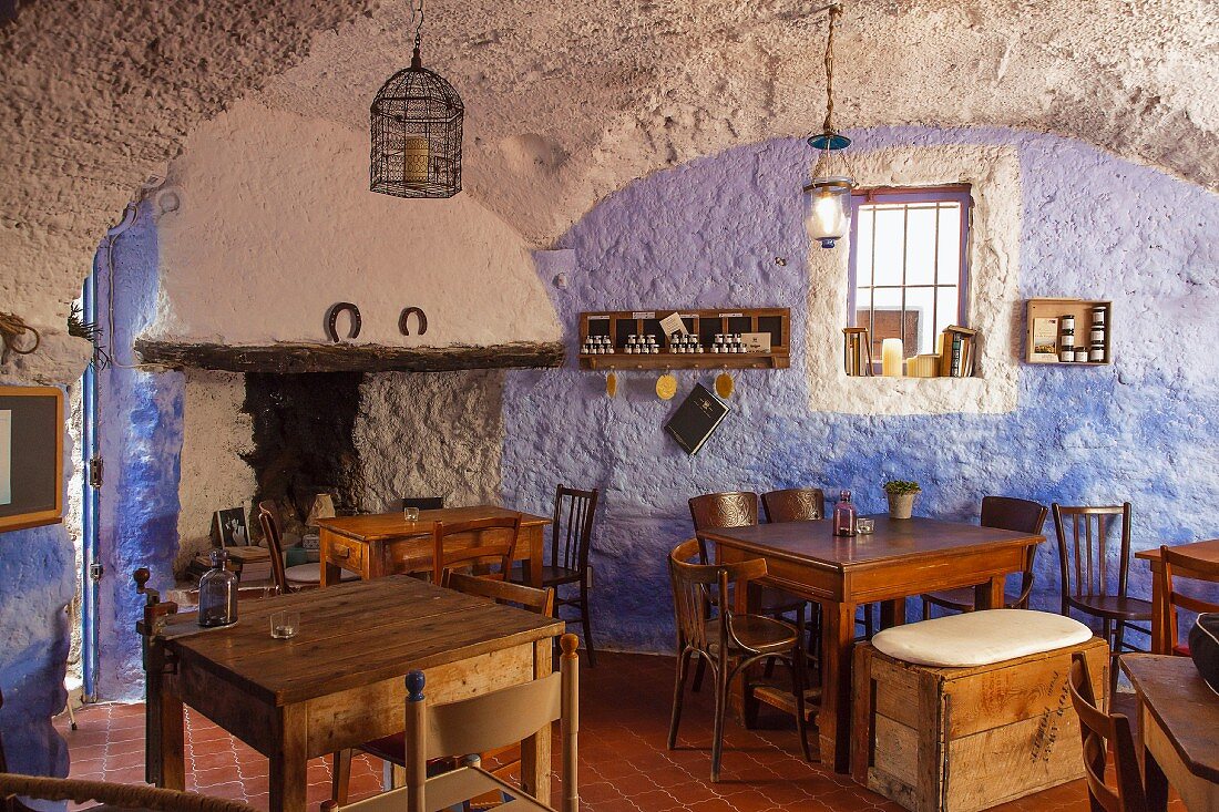 Essraum eines ligurischen Restaurants mit rustikalem Deckengewölbe und offenem Kamin